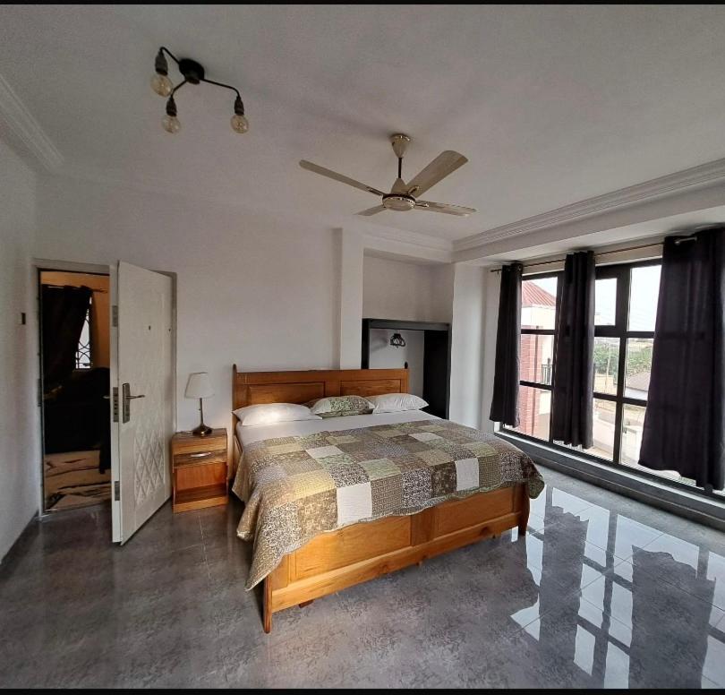 Baffour Apartments Adiebeba Esterno foto