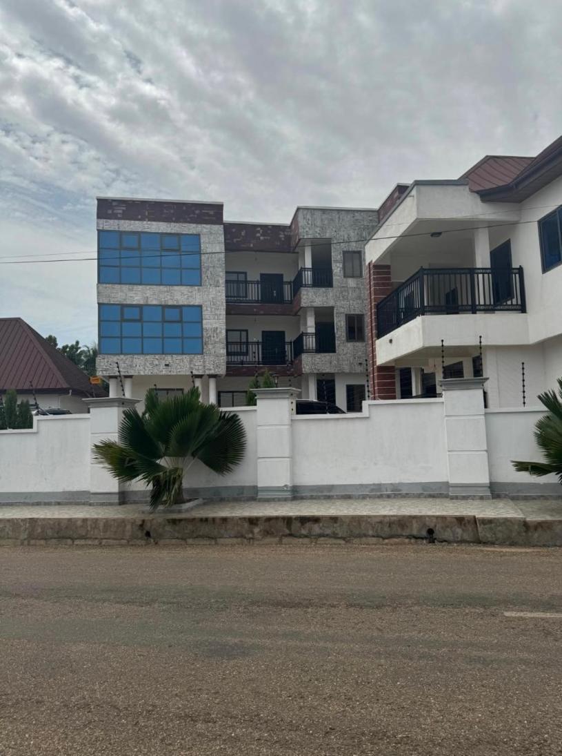 Baffour Apartments Adiebeba Esterno foto
