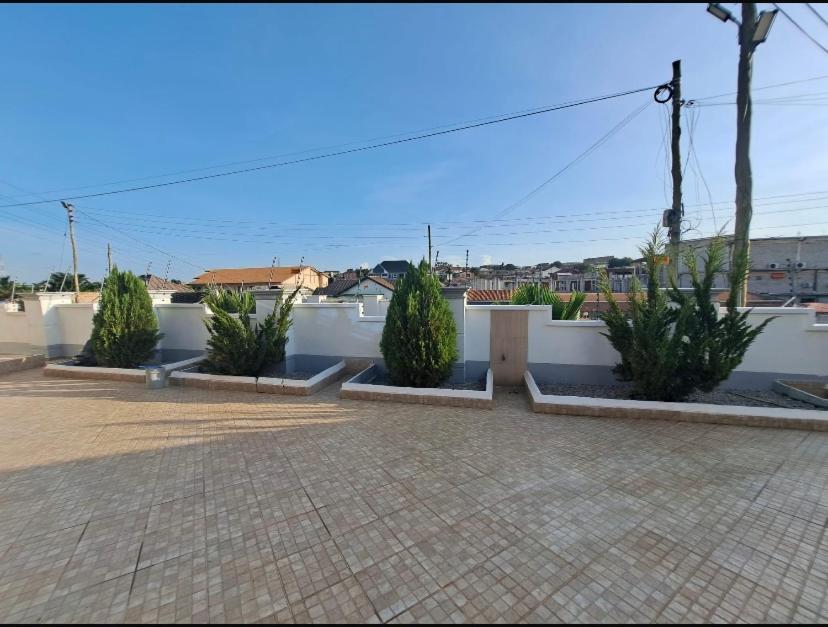 Baffour Apartments Adiebeba Esterno foto