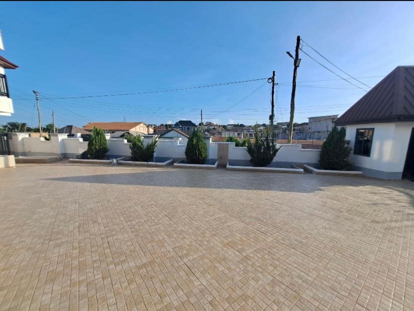 Baffour Apartments Adiebeba Esterno foto