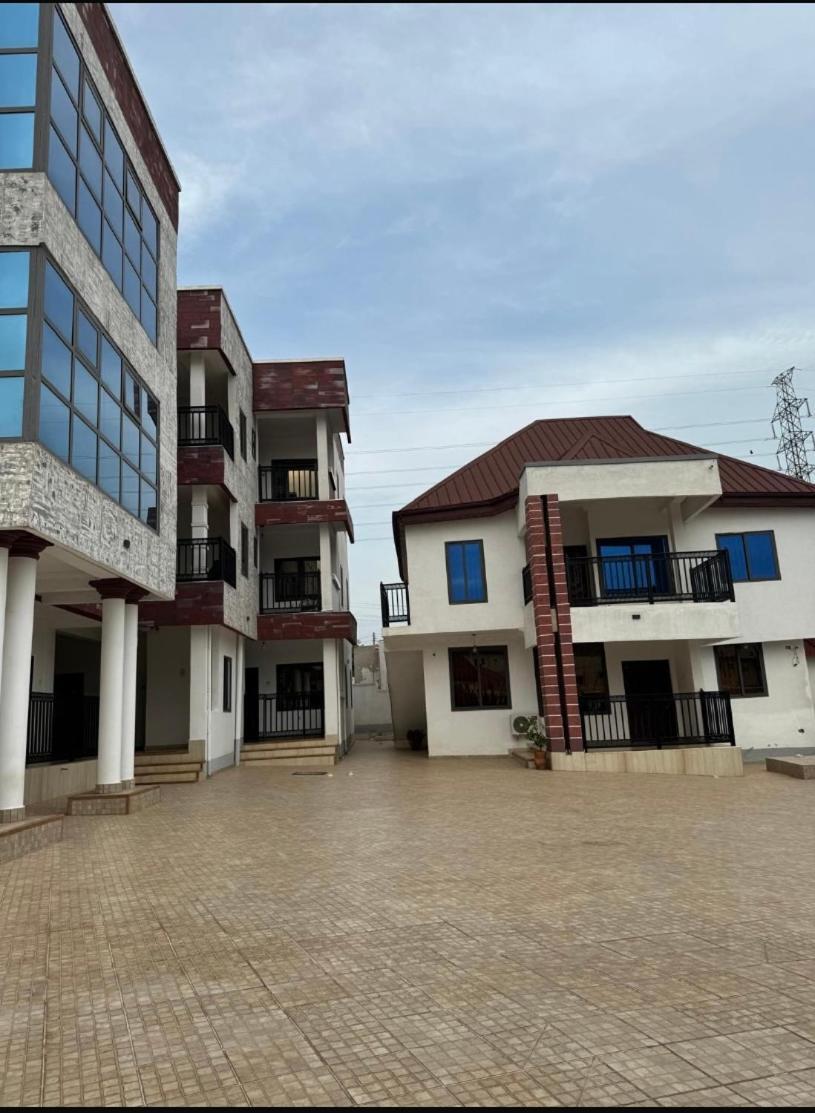 Baffour Apartments Adiebeba Esterno foto