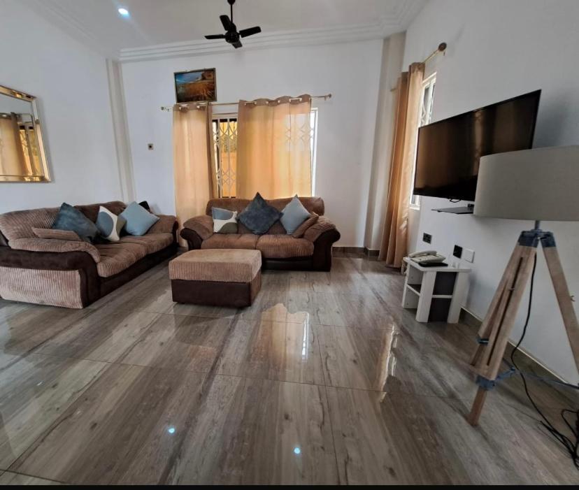 Baffour Apartments Adiebeba Esterno foto