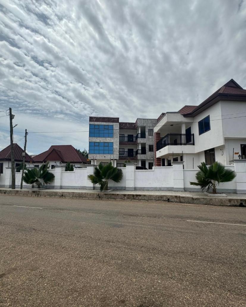 Baffour Apartments Adiebeba Esterno foto